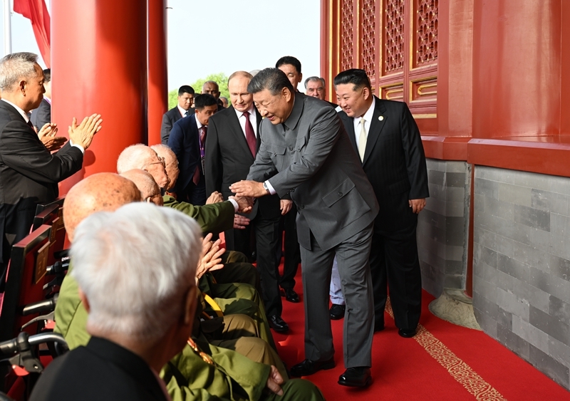 2025年9月3日，習(xí)近平總書(shū)記同抗戰(zhàn)老戰(zhàn)士老同志代表親切握手，向他們表示崇高敬意。