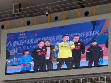 中場(chǎng)休息變聯(lián)歡 球員球迷共度歡樂(lè)時(shí)光